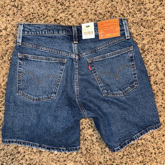 Levi’s Mom shorts - Picture 2 of 2